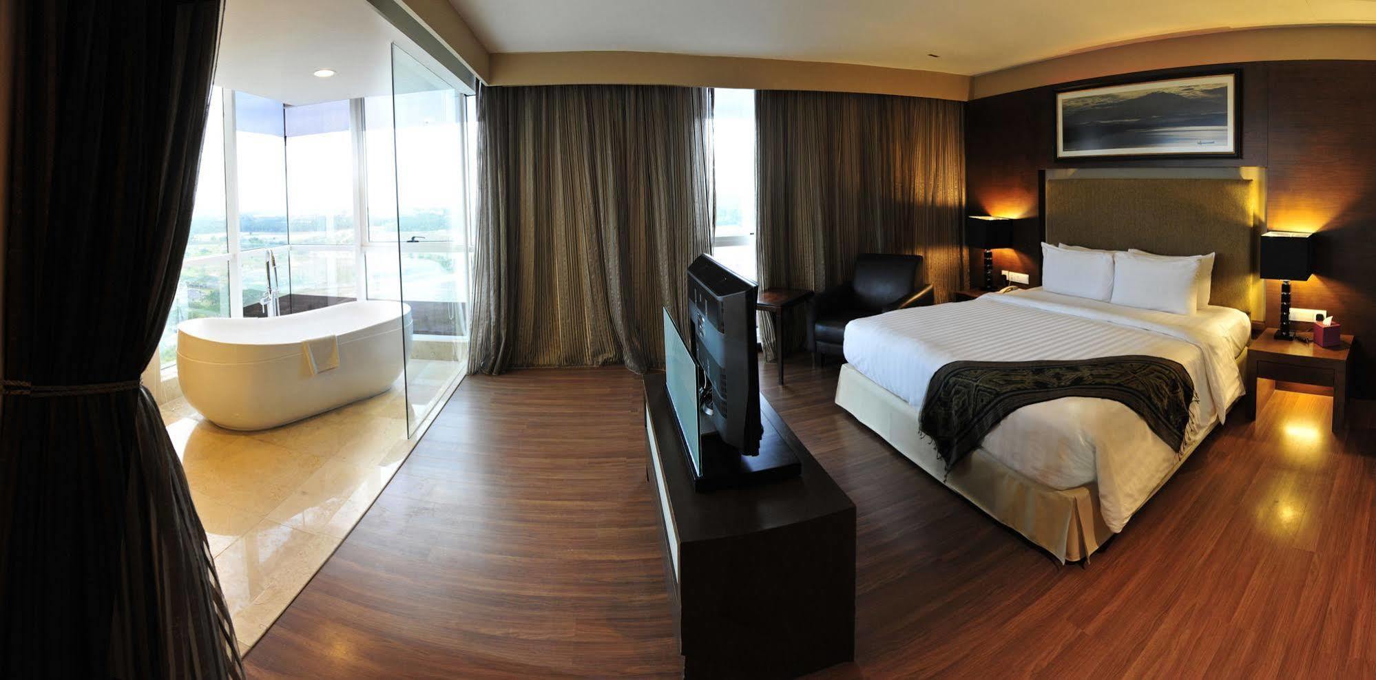 Grand Borneo Hotel Kota Kinabalu Eksteriør bilde
